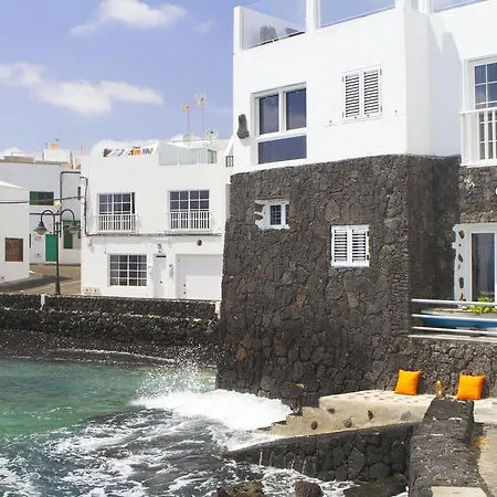 Pebbles Sea Front Daire *
